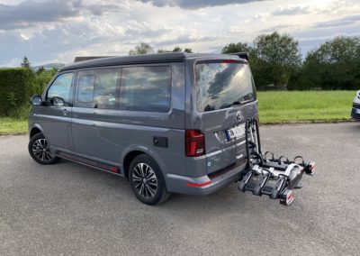 Photo d'un van de tourisme, avec un support à vélo idéal pour le tourisme