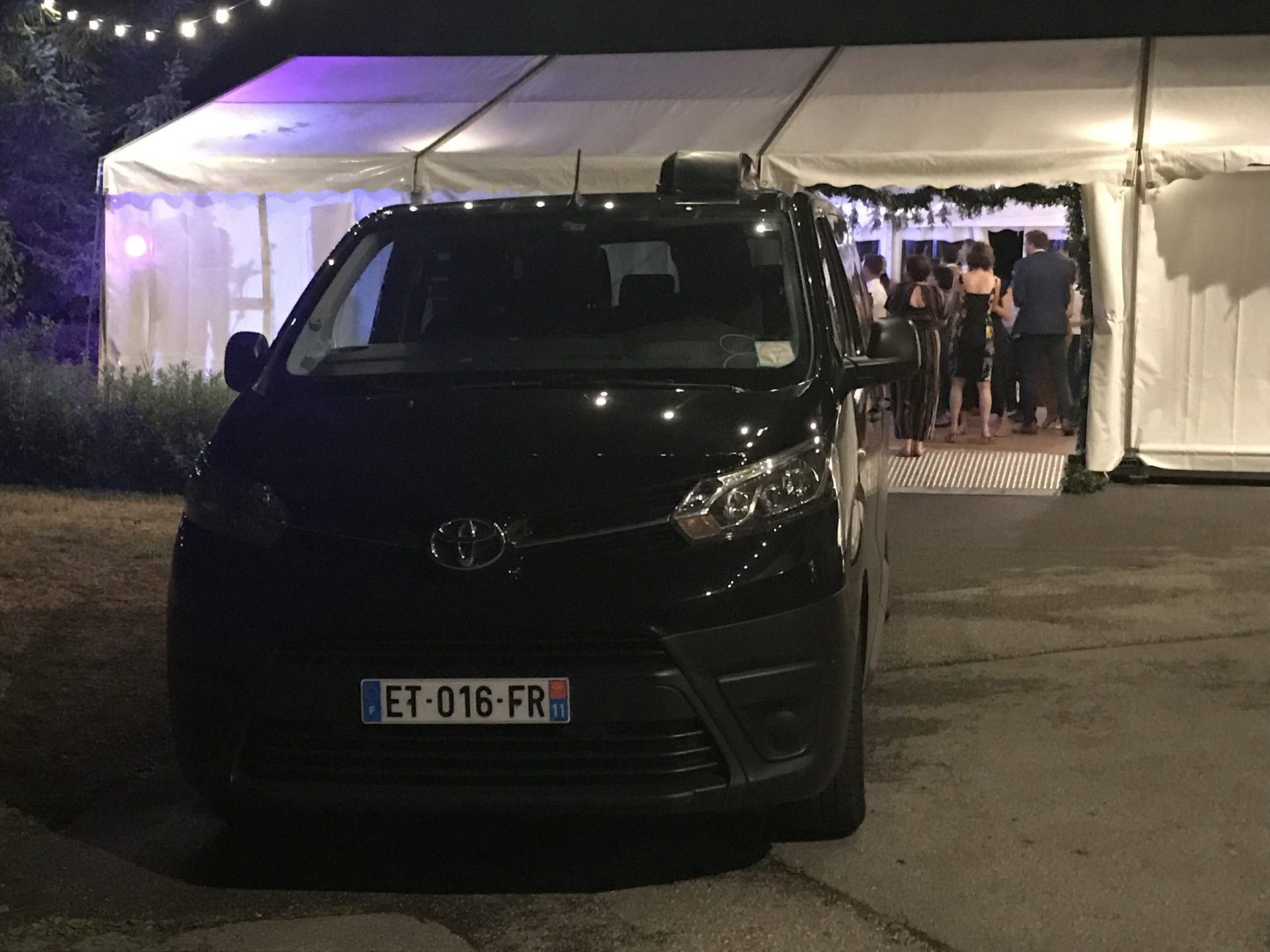 véhicule de taxi flèche évasion devant un chapiteau d'un évènement, flèche évasion taxi assure le transport pour l'évènementiel