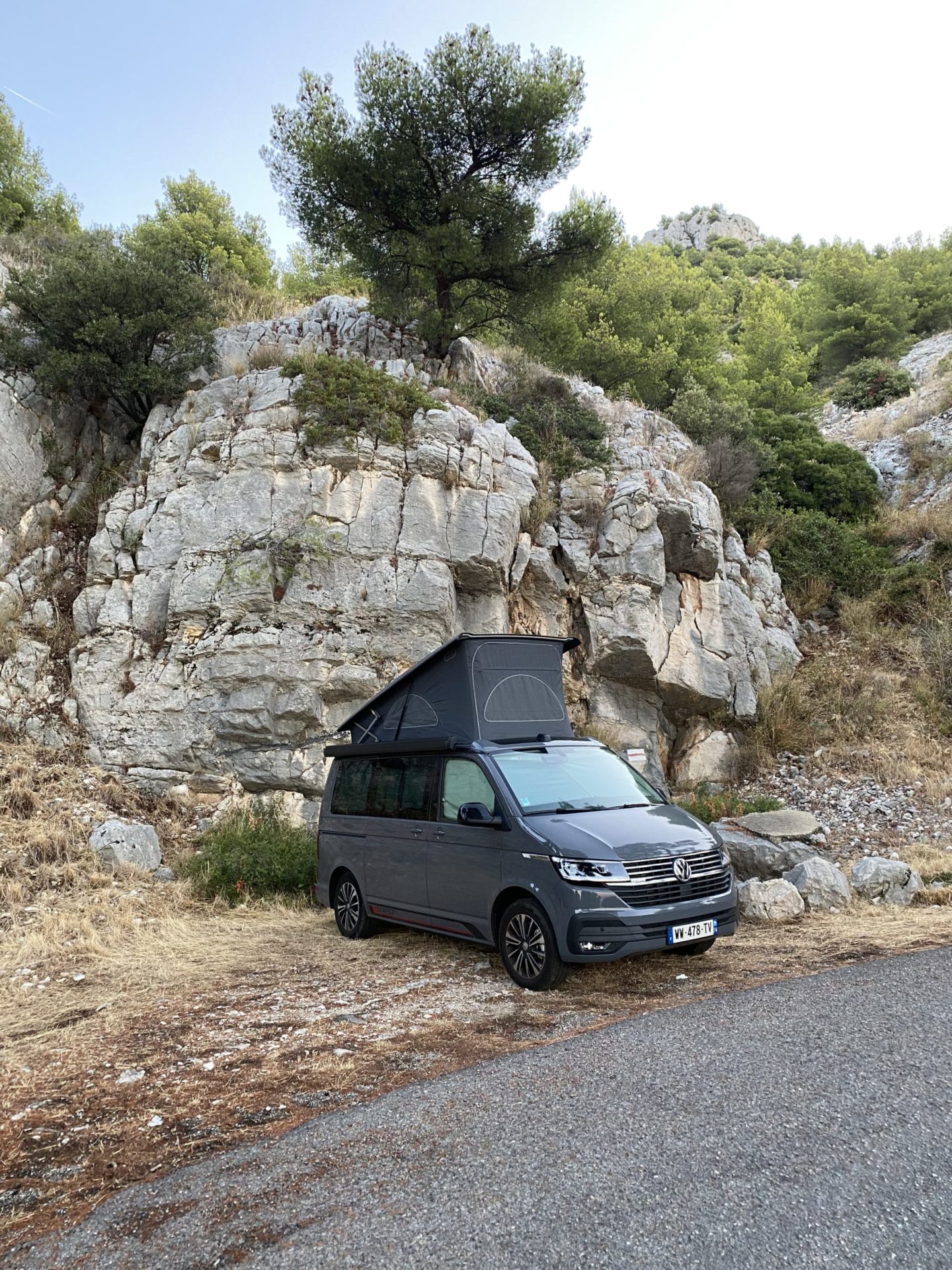 Photo d'un van california avec le toit relevé