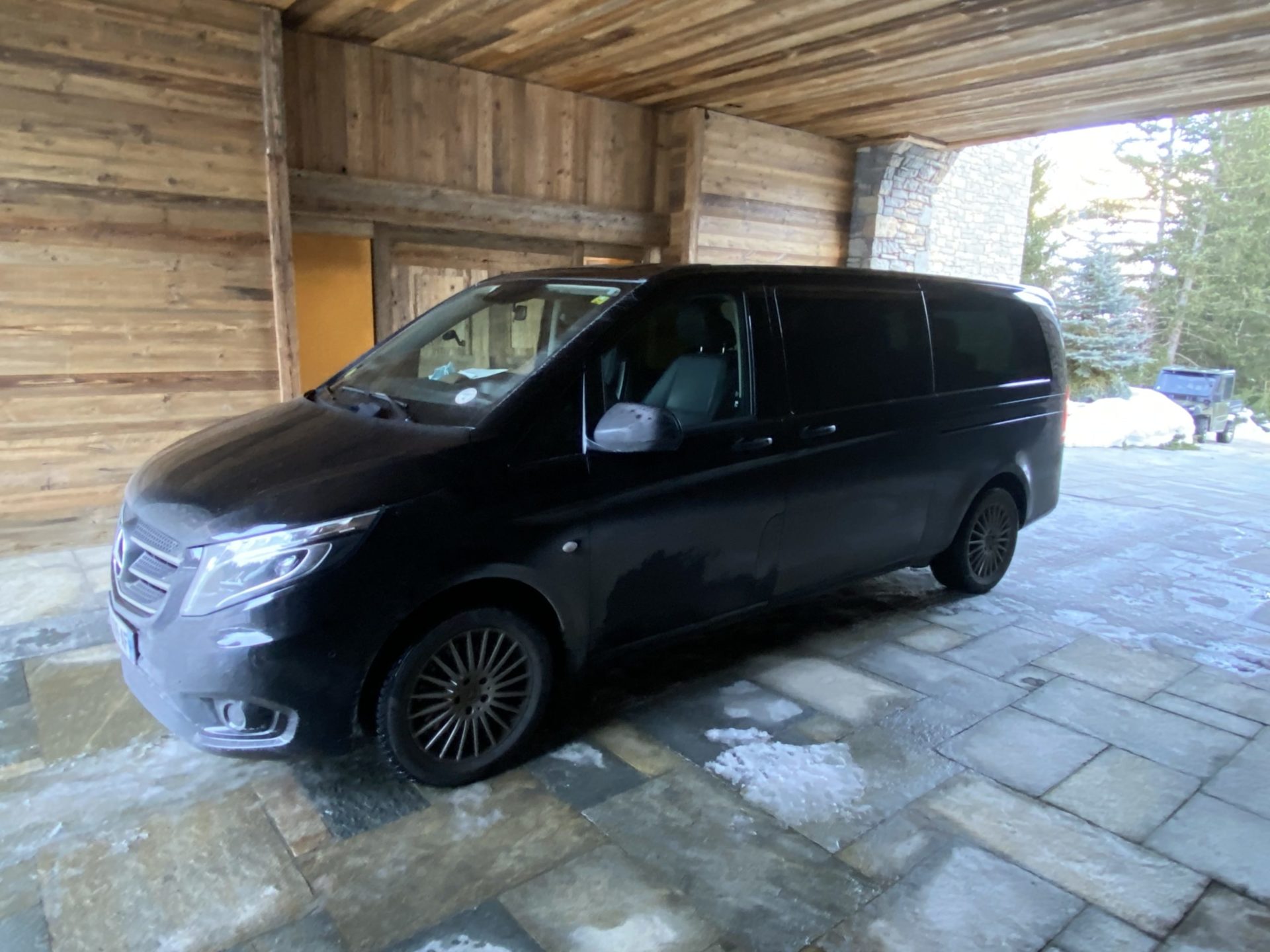 Photo d'un véhicule de transport de l'entreprise fléche évasion spécialiste des transports médicaux à Annecy et ses alentours