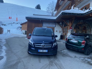 Fourgon Mercedes stationné