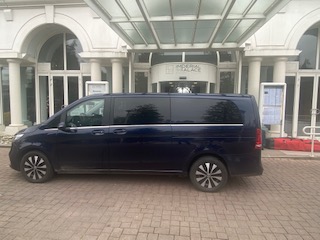 Fourgon Mercedes stationné hotel