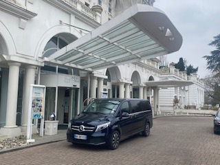 Fourgon Mercedes stationné hotel