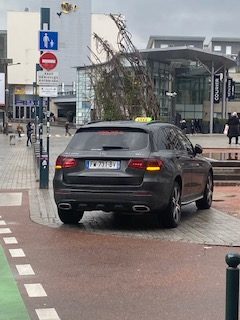 Fourgon Mercedes stationné
