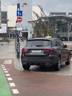 Fourgon Mercedes stationné