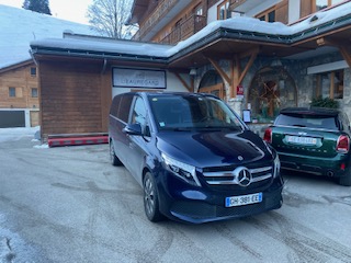 Fourgon Mercedes stationné