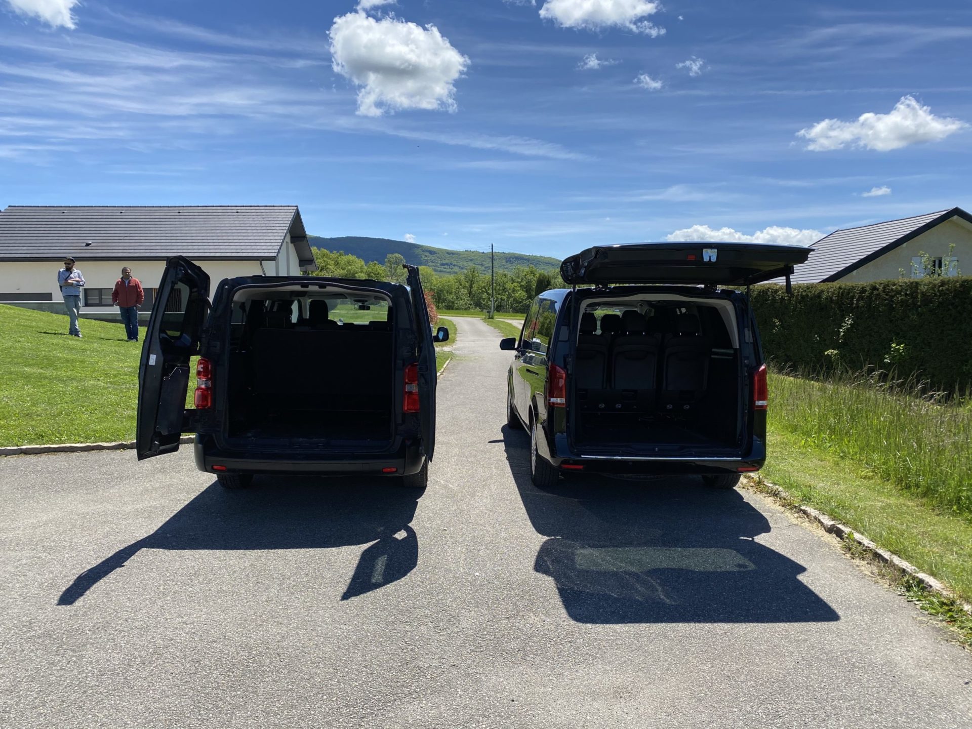 Photo de derrière de deux véhicules destinés au rapatriement voiture en panne, avec les portes ouvertes.