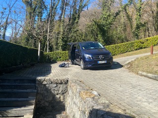 Fourgon Mercedes stationné